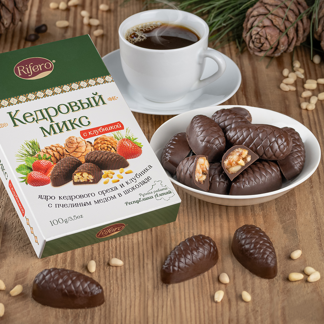 Конфеты шоколадные Кедровый микс с клубникой 100г.